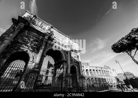 Arc de Constantine avec Colisée sur le fond. Rome, Italie. Effet noir et blanc Banque D'Images