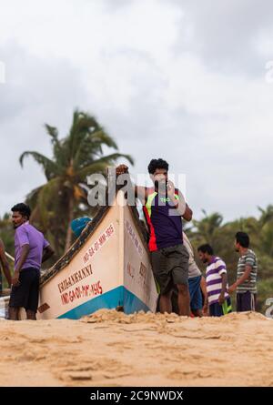 Benaulim,Goa/India- 2 août 2020: Les pêcheurs indiens se préparer à s'aventurer en mer pour leurs prises quotidiennes. Industrie de la pêche indienne. Banque D'Images