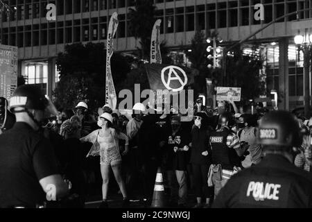 Les manifestants forment une file devant l'hôtel de ville de Los Angeles, LAPD les enfile. La bouilloire a duré environ une heure avant que les manifestants puissent sortir de la région par Grand Park. Banque D'Images