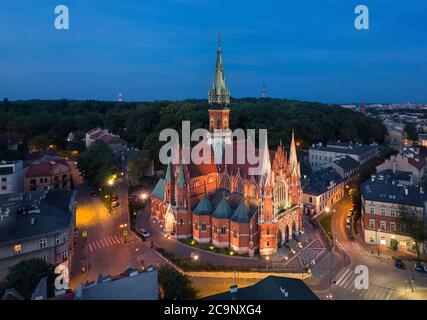 Vue aérienne de l'église gothique Saint-Joseph au crépuscule à Cracovie, en Pologne Banque D'Images