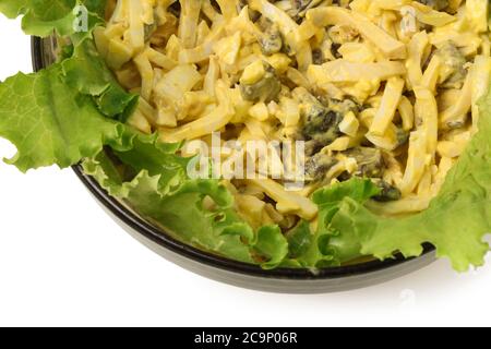 Salade de calmars et de champignons, garnie de feuilles de laitue. Vue de dessus Banque D'Images