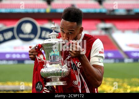 Pierre-Emerick Aubameyang d'Arsenal célèbre avec le trophée après avoir remporté le match final de la coupe de la FA Heads Up au stade Wembley, Londres. Banque D'Images