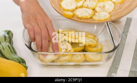 Tranches de courgettes avec assaisonnement à l'ail et poivre noir. Recette de courgettes à bas glucides facile à cheesy. Les tranches de courgettes sont rapprochées Banque D'Images