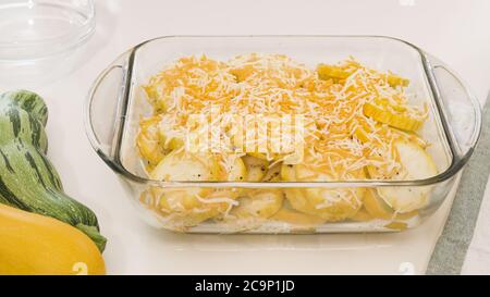 Tranches de courgettes avec assaisonnement à l'ail, poivre noir et fromage. Recette de courgettes à bas glucides facile à cheesy. Banque D'Images