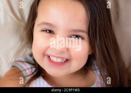 Magnifique brillant souriant petite fille, gros plan portrait Banque D'Images