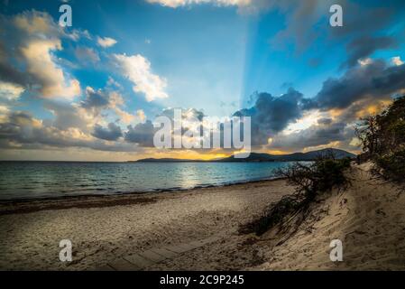 Petite dune sous un ciel nuageux au coucher du soleil. Sardaigne, Italie Banque D'Images