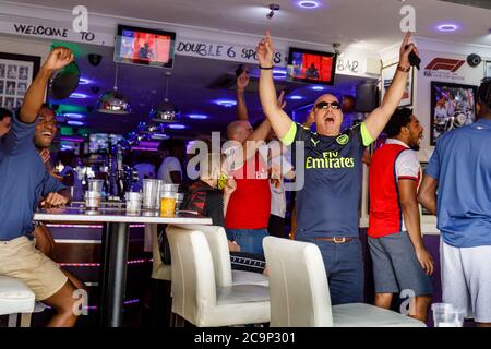 Wembley Park, Londres, Royaume-Uni. 1er août 202020 les fans d'Arsenal qui regardent le match au Double six Sports Bar, à Wembley Park, célèbrent la victoire de la finale de la coupe FA contre Chelsea. La finale de la coupe FA a été reportée de sa date d'installation traditionnelle en mai en raison de la pandémie du coronavirus Covid-19. En raison des restrictions en vigueur, il s'agissait de la première finale de la coupe FA de son histoire à avoir lieu dans un stade vide, car aucun fan n'était autorisé. Amanda Rose/Alamy Live News Banque D'Images