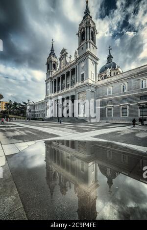 La cathédrale d'Almudena se reflète dans un étang lors d'une journée nuageux. Madrid, Espagne Banque D'Images