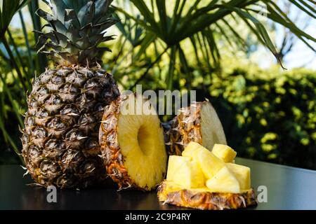 ananas en tranches devant les palmiers Banque D'Images