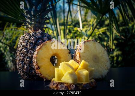 ananas en tranches devant les palmiers Banque D'Images