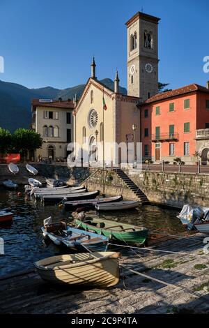 Vue panoramique sur le village de Torno en été au coucher du soleil, lac de Côme, Lombardie, lacs italiens, Italie, Europe Banque D'Images