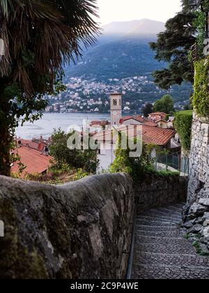 Coin suggestif du village de Torno au coucher du soleil d'été, lac de Côme, Lombardie, lacs italiens, Italie, Europe Banque D'Images