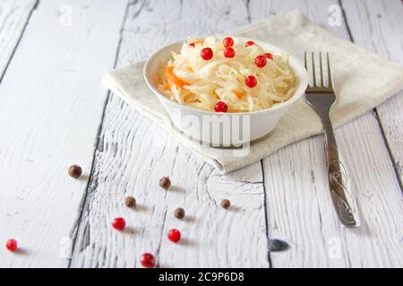 La choucroute est un chou fermenté à la canneberge rouge avec les vitamines C et K, potassium, calcium Banque D'Images