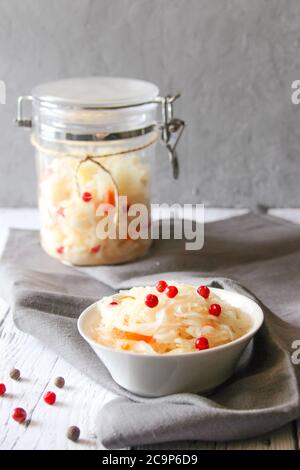 La choucroute est un chou fermenté à la canneberge rouge avec les vitamines C et K, potassium, calcium Banque D'Images