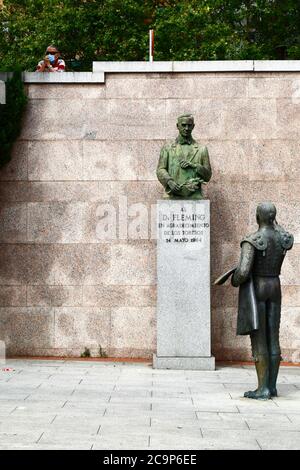 Monument de toreros en hommage au Dr Alexander Fleming (le médecin écossais qui a découvert la pénicilline) sur la Plaza Las Ventas, Madrid, Espagne Banque D'Images