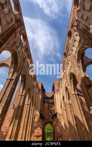 Ruines de la cathédrale de Tartu (cathédrale de Dorpat), ancienne église catholique de Tartu (Dorpat), Estonie. Le bâtiment est maintenant une ruine imposante donnant Banque D'Images