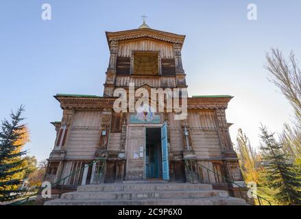 Entrée principale de l'église orthodoxe de la Sainte Trinité à Karakol, Kirghizistan. Cathédrale en bois avec façade décorée de sculptures. Banque D'Images