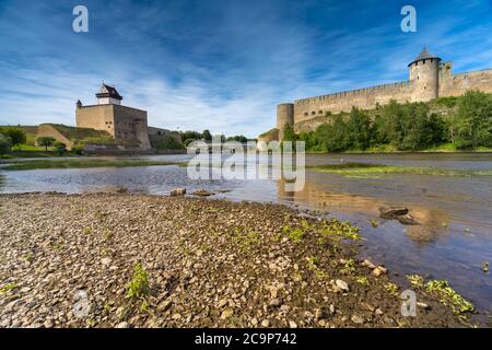 Narva, sur la rivière Narva, à l'extrême est de l'Estonie, à la frontière russe. Le château de Narva surplombe le côté estonien, tandis qu'Ivang Banque D'Images