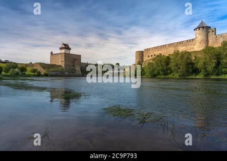 Narva, sur la rivière Narva, à l'extrême est de l'Estonie, à la frontière russe. Le château de Narva surplombe le côté estonien, tandis qu'Ivang Banque D'Images