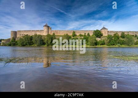 Narva, sur la rivière Narva, à l'extrême est de l'Estonie, à la frontière russe. Le château de Narva surplombe le côté estonien, tandis qu'Ivang Banque D'Images