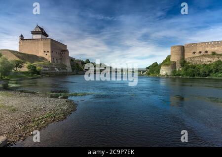 Narva, sur la rivière Narva, à l'extrême est de l'Estonie, à la frontière russe. Le château de Narva surplombe le côté estonien, tandis qu'Ivang Banque D'Images