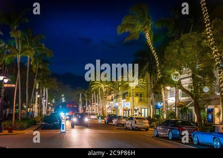 Voitures de nuit sur la Cinquième avenue du centre-ville de Naples. Floride, États-Unis Banque D'Images