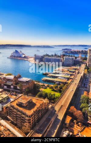 Quai circulaire ferri quais sur le front de mer de la ville de Sydney dans le port avec vue aérienne élevée face à l'horizon océanique. Banque D'Images