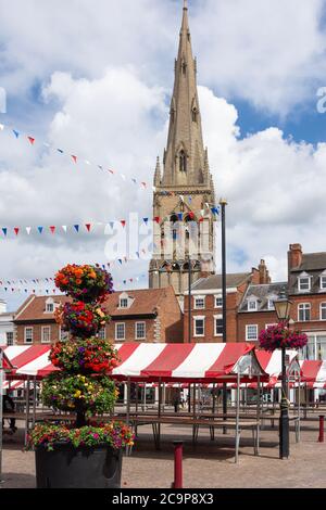 Place du marché montrant l'église St Mary Magdalene, Newark-on-Trent, Nottinghamshire, Angleterre, Royaume-Uni Banque D'Images