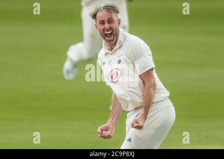 Londres, Royaume-Uni. 1er août 2020. Rikki Clarke célèbre après avoir reçu le cricket du bowling Martin Andersson pour Surrey contre Middlesex le premier jour du jeu Bob Willis Trophy à l'Oval. David Rowe/Alay Live Nouveau Banque D'Images