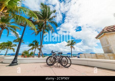 Bicyclettes garées au bord de mer de fort Lauderdale. Floride, États-Unis Banque D'Images