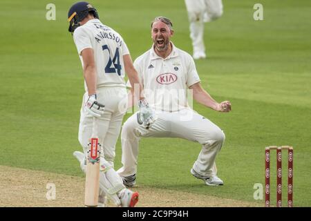 Londres, Royaume-Uni. 1er août 2020. Rikki Clarke célèbre après avoir reçu le cricket du bowling Martin Andersson pour Surrey contre Middlesex le premier jour du jeu Bob Willis Trophy à l'Oval. David Rowe/Alay Live Nouveau Banque D'Images