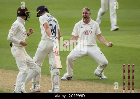 Londres, Royaume-Uni. 1er août 2020. Rikki Clarke célèbre après avoir reçu le cricket du bowling Martin Andersson pour Surrey contre Middlesex le premier jour du jeu Bob Willis Trophy à l'Oval. David Rowe/Alay Live Nouveau Banque D'Images