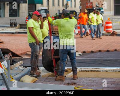 Les travailleurs de la construction se concoupent lors d'une pause lors du projet de reconstruction de Lake Street, Oak Park, Illinois. Banque D'Images