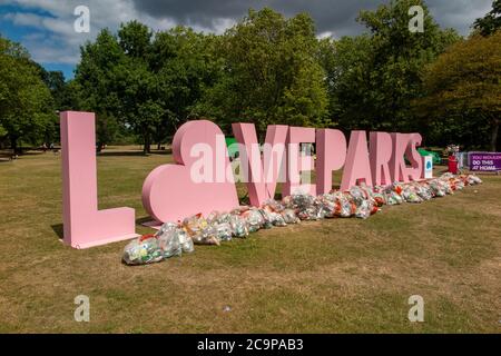 Une campagne sur Wandsworth Common pour encourager les gens à emporter leur litière à la maison après plusieurs semaines de tergiement par temps chaud Banque D'Images