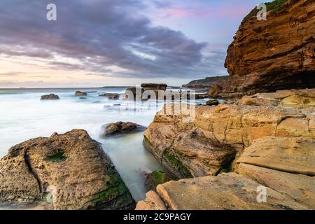 Lever du soleil au bord de la mer depuis Caves Beach, dans la ville du lac Macquarie, région Hunter, Nouvelle-Galles du Sud, Australie. Banque D'Images