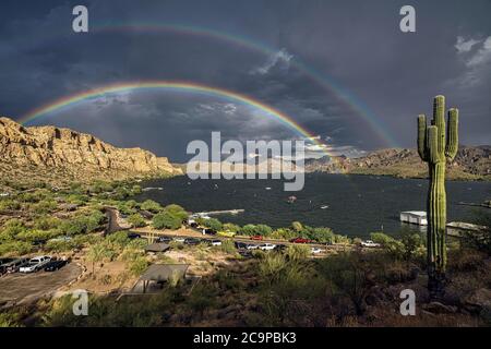 Double arc-en-ciel sur le lac Saguaro dans le désert de Sonoran près de Phoenix, Arizona Banque D'Images