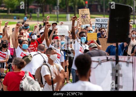 Washington, DC, États-Unis. 1er août 2020. Photo : des manifestants avec leurs mains dans les airs au Musée national d'histoire et de culture afro-américaines pendant le rassemblement de Demand DC, organisé par le collectif Palm. Les manifestants exigent quatre changements de la part du gouvernement de la ville : des écoles sans police, la fin de l'immunité qualifiée des policiers, un nouveau département de la sécurité publique et la désignation du jour d'élection comme jour férié. Crédit : Allison C Bailey/Alamy crédit : Allison Bailey/Alamy Live News Banque D'Images