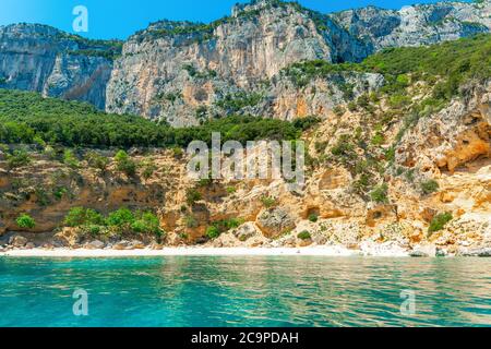 Cala Biriola vue de l'eau. Cala Biriola se trouve dans le golfe d'Orosei, sur la côte est de la Sardaigne, en Italie Banque D'Images