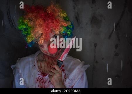 Asie joker fantôme fille ou Zombie tenant couteau, Halloween concept Banque D'Images