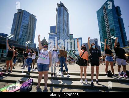Vancouver, Canada. 1er août 2020. Les manifestants participent à la marche de la Journée de l'émancipation à Vancouver (Colombie-Britannique), Canada, le 1er août 2020. Parallèlement à la manifestation « Black Lives Matter », des milliers de personnes ont participé à une marche pour commémorer la Journée de l'émancipation au Canada, qui a été célébrée le 1er août. Credit: Liang Sen/Xinhua/Alay Live News Banque D'Images