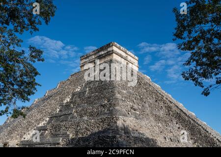 El Castillo, le Château ou le Temple de Kukulkan est la plus grande pyramide des ruines de la grande ville maya de Chichen Itza, Yucatan, Mexique Banque D'Images