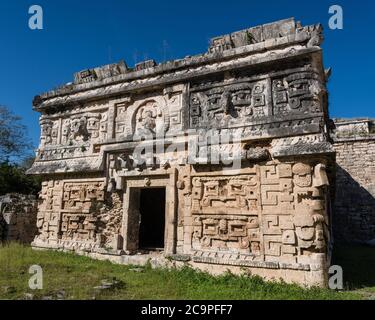 La façade de style Chenes sculptée à l'ornée de l'entrée du complexe Nunnery dans les ruines de la grande ville maya de Chichen Itza, Yucatan, Mexique. Banque D'Images