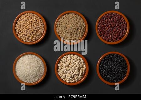 Bols avec légumineuses. Lentilles, pois chiches, riz et différents types de haricots. Banque D'Images