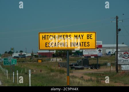 Childress, Texas, États-Unis. 31 juillet 2020. Un panneau indique aux conducteurs de ne pas prendre les Hitchhikers à Childress, Texas, le 31 juillet 2020. Crédit : Bryan Smith/ZUMA Wire/Alay Live News Banque D'Images