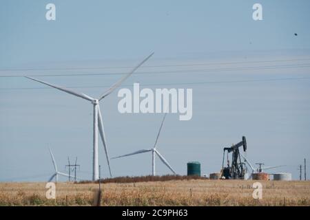 Harrold, Texas, États-Unis. 31 juillet 2020. Les éoliennes Harrold tournent comme un cric à pompe qui tire du pétrole dans l'ouest du Texas le 31 juillet 2020. Le Texas est le plus grand producteur d'énergie éolienne des États-Unis. Crédit : Bryan Smith/ZUMA Wire/Alay Live News Banque D'Images