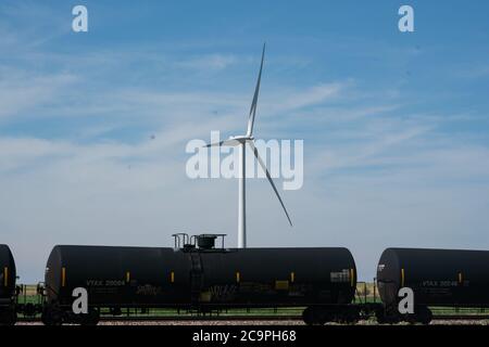 Harrold, Texas, États-Unis. 31 juillet 2020. Les éoliennes Harrold tournent comme un cric à pompe qui tire du pétrole dans l'ouest du Texas le 31 juillet 2020. Le Texas est le plus grand producteur d'énergie éolienne des États-Unis. Crédit : Bryan Smith/ZUMA Wire/Alay Live News Banque D'Images