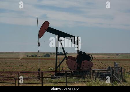 Harrold, Texas, États-Unis. 31 juillet 2020. Un cric tire de l'huile dans l'ouest du Texas le 31 juillet 2020. Le Texas est le plus grand producteur d'énergie éolienne des États-Unis. Crédit : Bryan Smith/ZUMA Wire/Alay Live News Banque D'Images