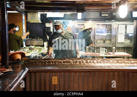 Amarillo, Texas, États-Unis. 31 juillet 2020. Un cuisinier au travail sur le grill au Big Texan Steak Ranch à Amarillo. La salle à manger est ouverte pendant la pandémie COVID-19, crédit: Bryan Smith/ZUMA Wire/Alamy Live News Banque D'Images