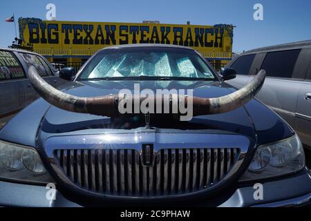 Amarillo, Texas, États-Unis. 31 juillet 2020. Une limousine est garée au Big Texan Steak Ranch à Amarillo. La salle à manger est ouverte pendant la pandémie COVID-19. Crédit : Bryan Smith/ZUMA Wire/Alay Live News Banque D'Images