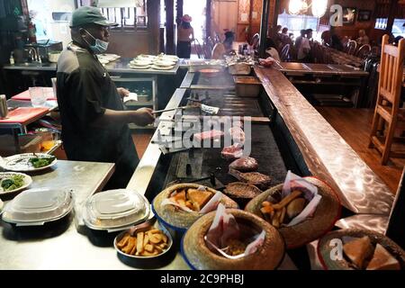 Amarillo, Texas, États-Unis. 31 juillet 2020. Un cuisinier au travail sur le grill au Big Texan Steak Ranch à Amarillo. La salle à manger est ouverte pendant la pandémie COVID-19, crédit: Bryan Smith/ZUMA Wire/Alamy Live News Banque D'Images